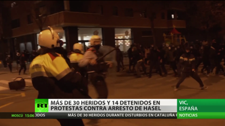 Más de 30 heridos y 14 detenidos en las protestas contra el arresto de Hasél
