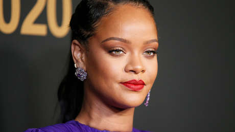 Rihanna publica una foto en topless con un símbolo hindú y 'ruge' la Red