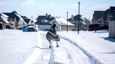 "Solo los fuertes sobrevivirán": renuncia un alcalde de Texas por sus comentarios sobre el temporal de nieve en EE.UU.