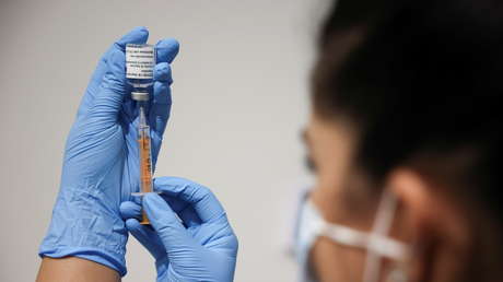 Urgen a un reportero a vacunarse contra el coronavirus por creer que medía 6 centímetros de altura y tenía una masa corporal exorbitante