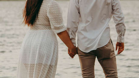 Policía obliga a un hombre infiel a pasar 3 días de la semana con su esposa y 3 días con su amante (y le da 1 día de descanso)