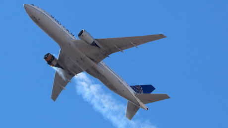 Un Boeing 777 regresa a Denver tras perder partes del motor que cayeron en un vecindario (VIDEO, FOTOS)