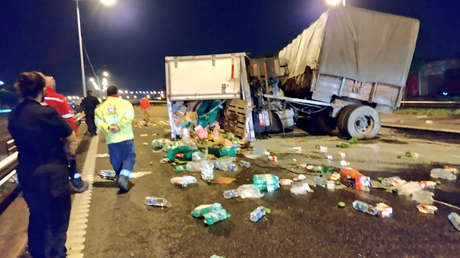 VIDEO: Un camión vuelca en en una autopista argentina y decenas de personas se llevan alimentos del vehículo