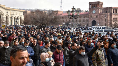 El Estado Mayor de Armenia pide la renuncia del primer ministro Nikol Pashinián y este lo califica de intento de golpe militar