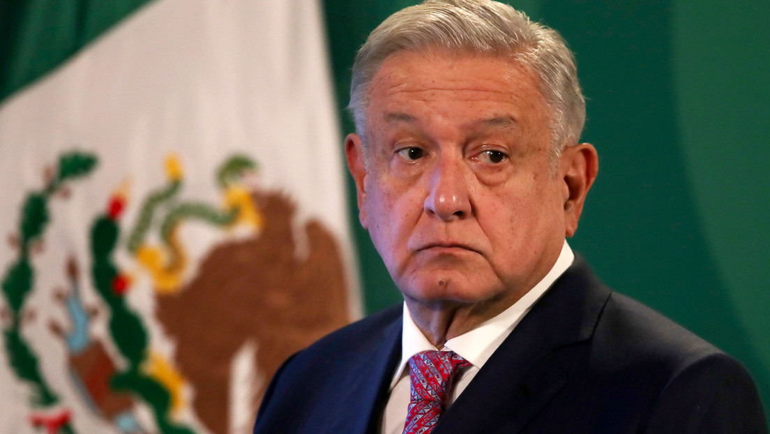 VIDEO: Un grupo de pasajeros insulta a López Obrador en un avión comercial