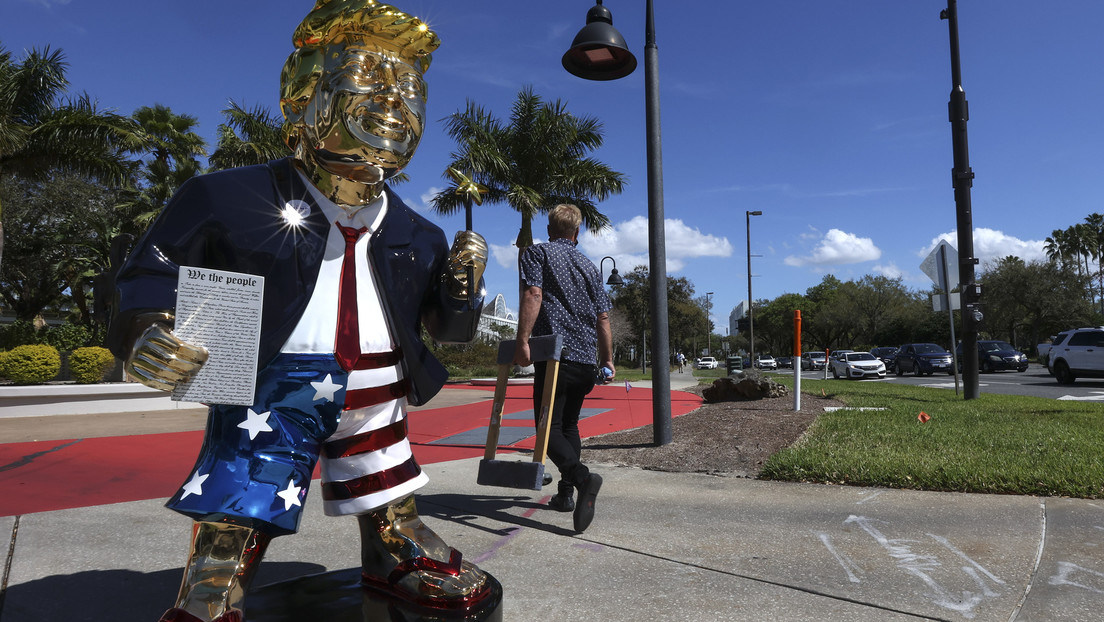 VIDEO: Aparece una estatua dorada de Trump en una conferencia conservadora estadounidense