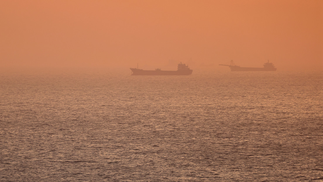 FOTO: Un buque parece flotar en el aire, al mezclarse el color del cielo y el mar