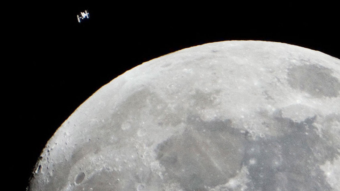 Fotógrafo captura una extraña imagen de la Estación Espacial Internacional mientras pasa frente a la Luna (FOTO)