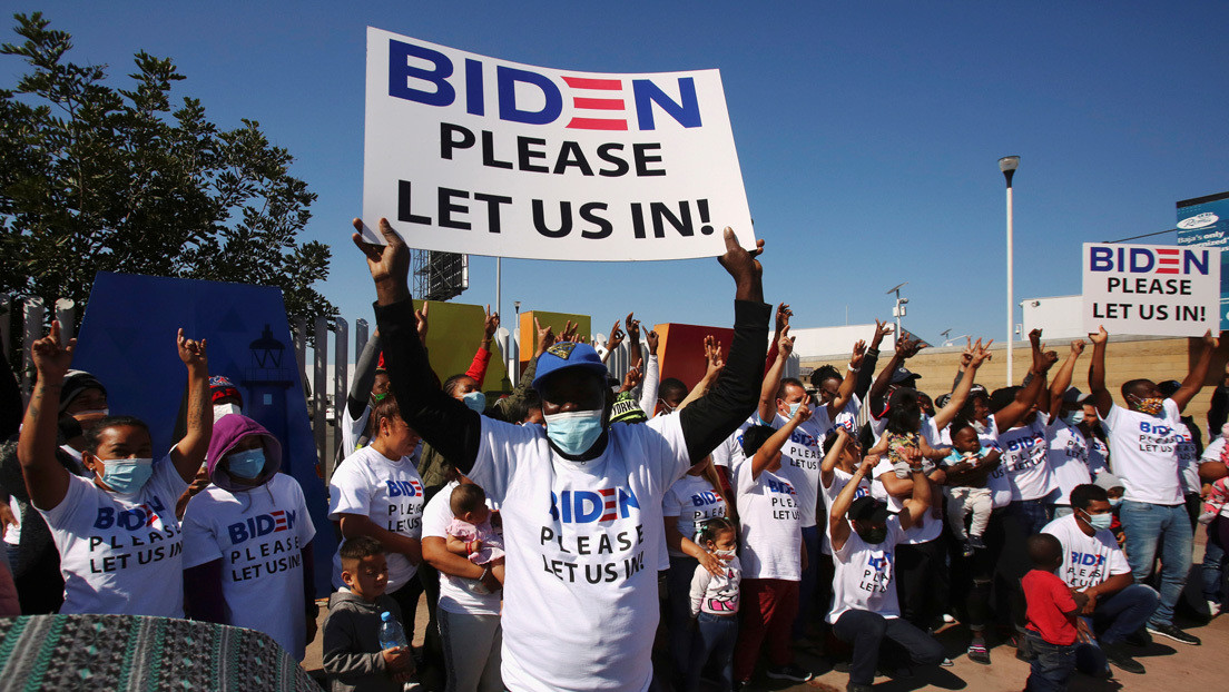 "¡Biden, por favor, déjenos entrar!": Migrantes piden asilo desde Tijuana al presidente de EE.UU.