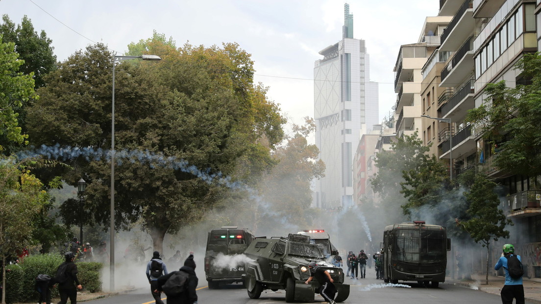Carabineros de Chile reprimen una nueva protesta contra el Gobierno de Piñera en Santiago