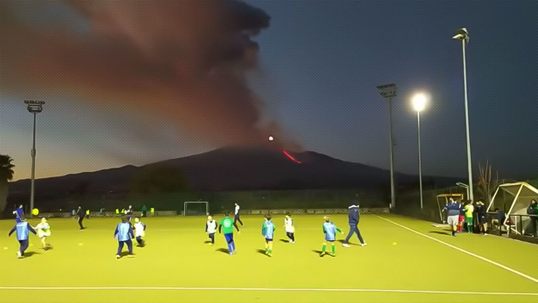 Niños juegan al rugby sin prestar atención a la espectacular erupción del Etna (VIDEO)