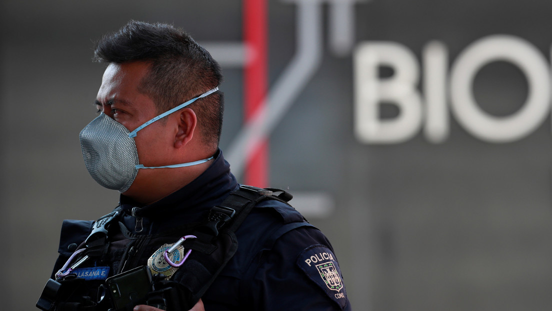 VIDEO: Policías mexicanos intentan arrestar por la fuerza a una pareja que no llevaba mascarilla