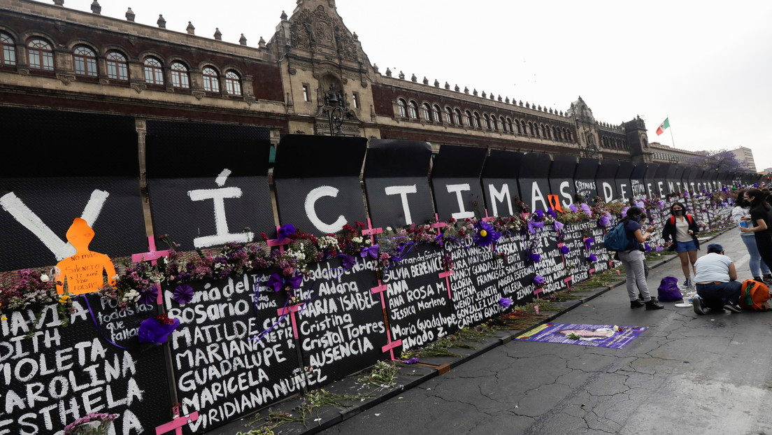 'México feminicida' o 'Un violador no será gobernador': las consignas proyectadas por las feministas en el Palacio Nacional de México