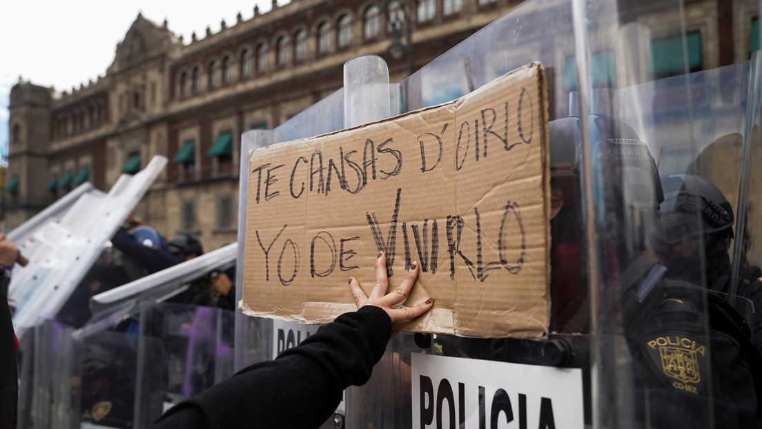 Suspenden a los policías que agredieron a cuatro fotógrafas que cubrían el 8M en Ciudad de México (VIDEOS)