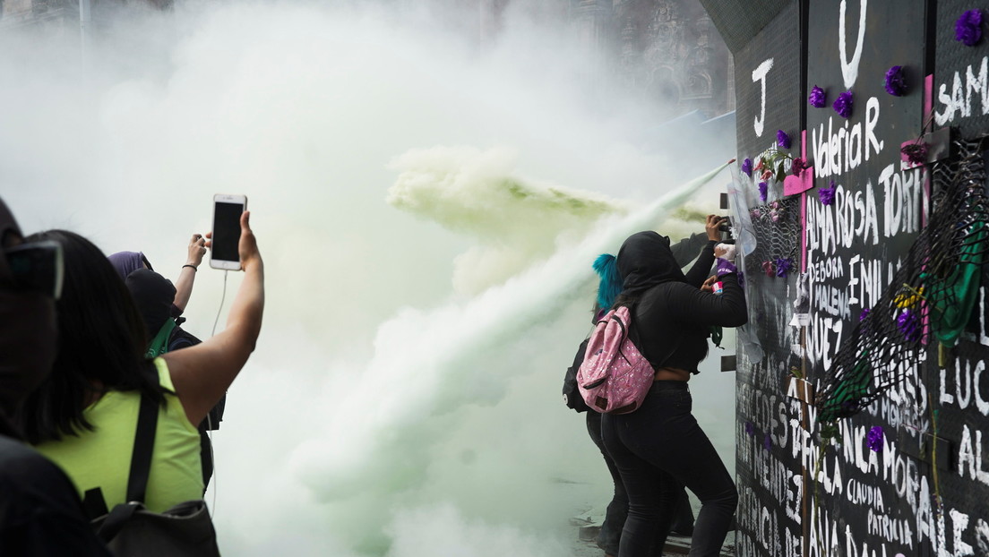 Gases lacrimógenos, 'encapsulamientos' y rabia: así fue la movilización de mujeres por el 8M en Ciudad de México