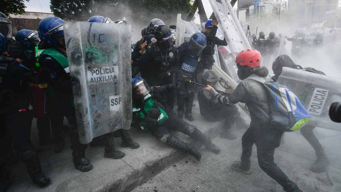 Hombres infiltrados agredieron a mujeres policías durante las manifestaciones feministas en Ciudad de México (VIDEO)