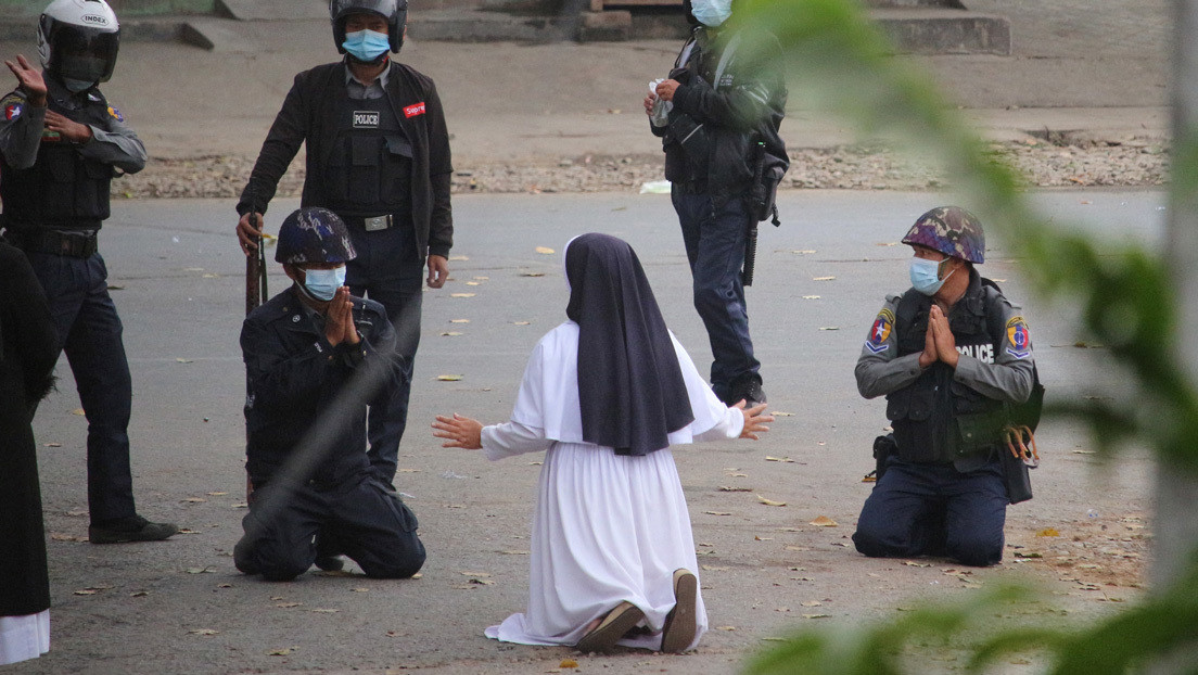 FOTO: Una monja católica se arrodilla ante policías armados en Myanmar pidiendo que la maten a ella y no a los manifestantes