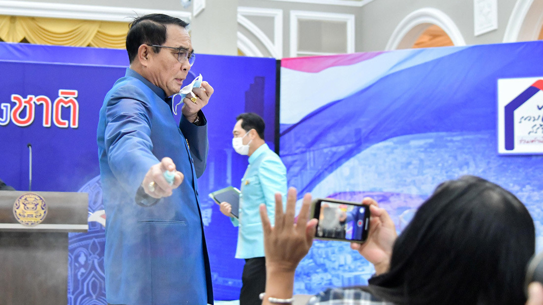 VIDEO: El primer ministro tailandés rocía con desinfectante de manos a periodistas para evitar preguntas incómodas