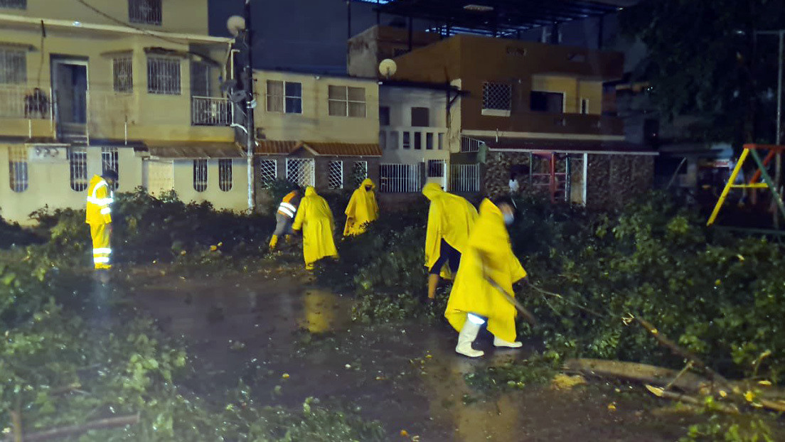 Inundaciones, coches varados y suspensión de transportes: un fuerte aguacero provoca estragos en Guayaquil (VIDEOS)