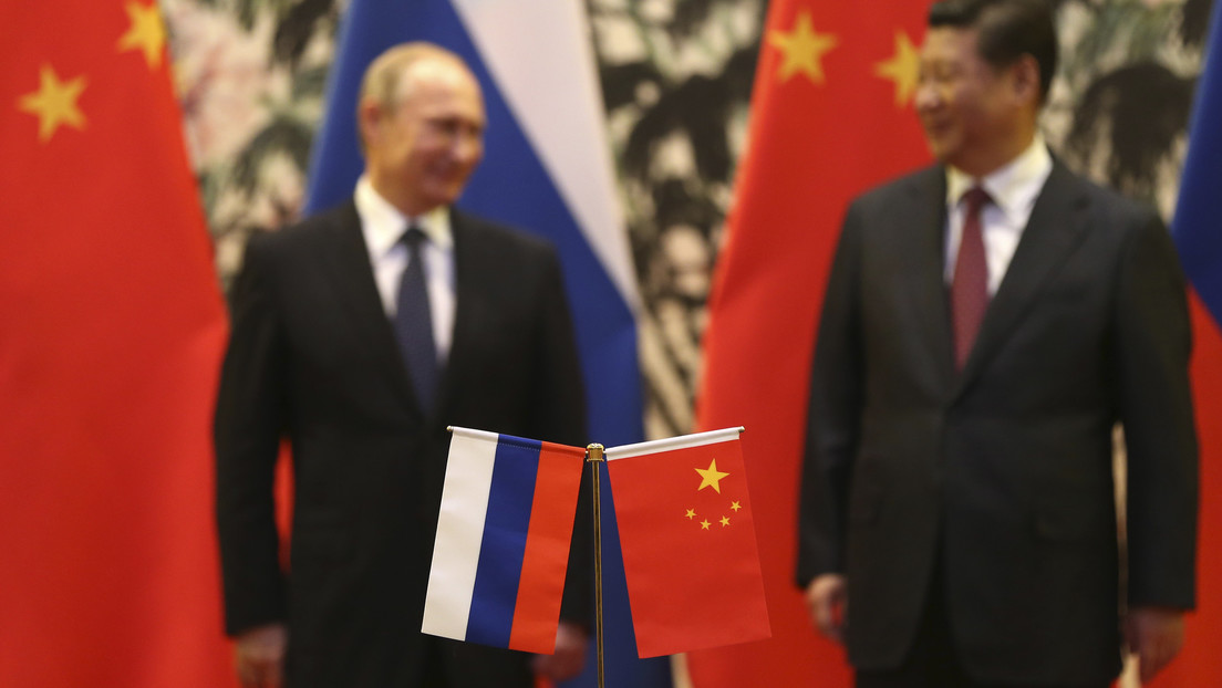 Moscú y Pekín hacen frente "codo con codo" al "virus político" de desinformaciones y revoluciones de color, afirma el canciller chino