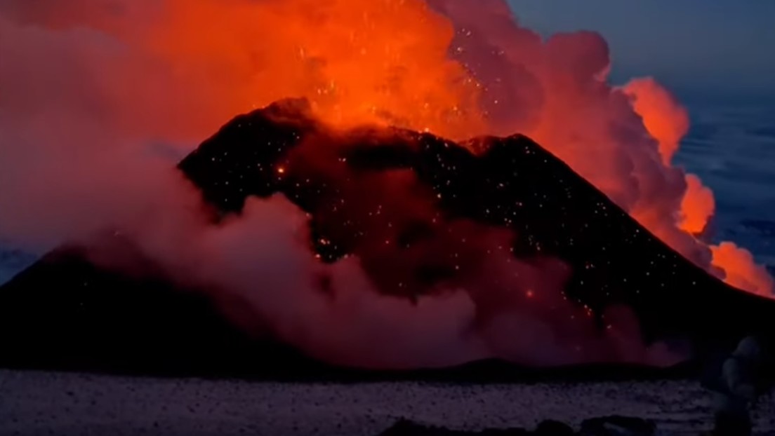 VIDEO: Entra en erupción en Rusia el estratovolcán activo más alto de Eurasia