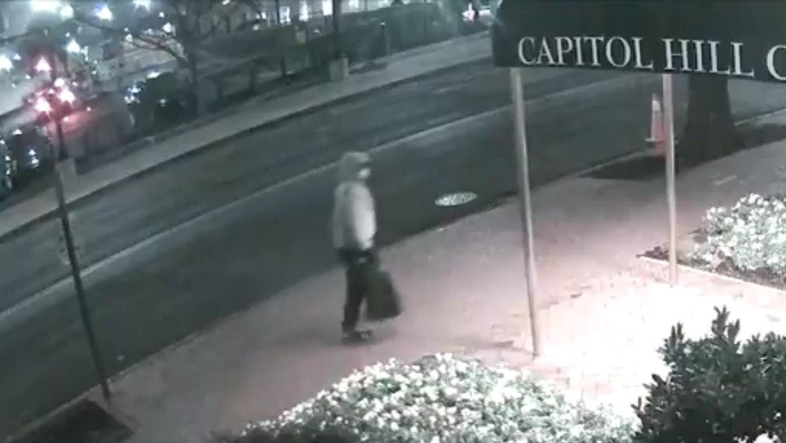 Publican nuevas imágenes de un sospechoso de colocar bombas en Washington la noche anterior al asalto al Capitolio (VIDEOS)