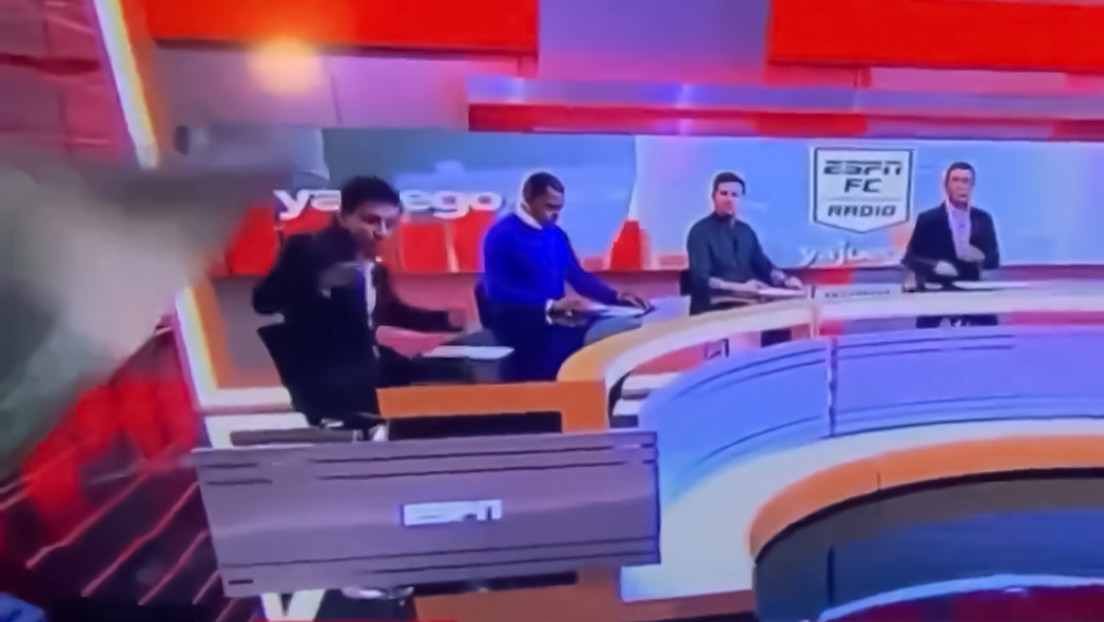 VIDEO: Una pantalla gigante aplasta a un periodista colombiano en medio de un programa en directo