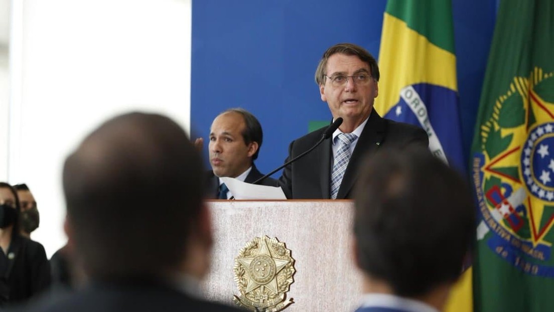 Bolsonaro dice que su gestión de la pandemia es "un ejemplo para el mundo" el día que Brasil rompe un nuevo récord de muertes por covid-19