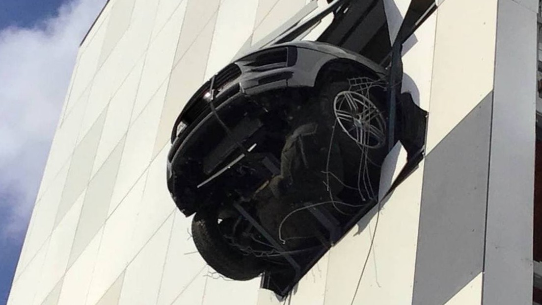 FOTO: Un Porsche atraviesa la pared de un 'parking' a varios pisos de altura y queda colgado en el aire