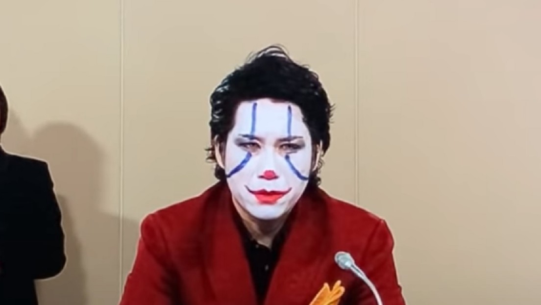 VIDEOS: Un candidato a gobernador de una prefectura japonesa presenta su programa vestido al estilo de Joker