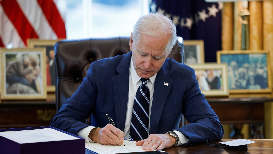 Biden firma la ley de estímulo, de 1,9 billones de dólares, que establece pagos directos de 1.400 dólares a la mayoría de hogares de EE.UU.