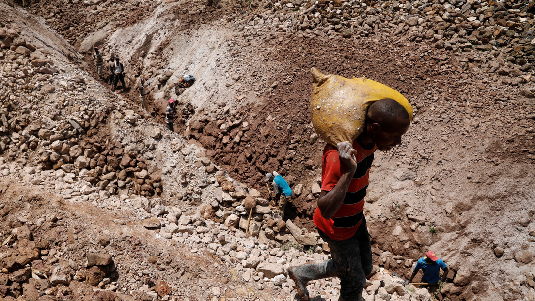VIDEO: Descubrimiento en la RD de Congo de una 'montaña de oro' con una concentración de hasta 90 % del metal precioso desata una masiva fiebre de oro