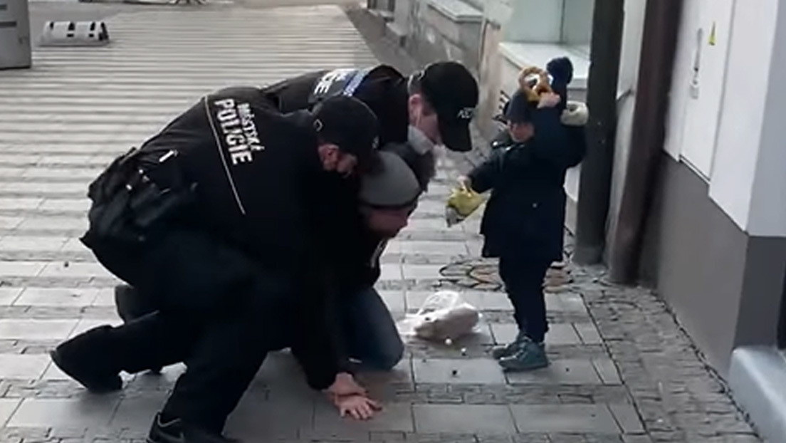 VIDEO: Detienen violentamente a un hombre por no usar mascarilla mientras su hijo llora desconsoladamente