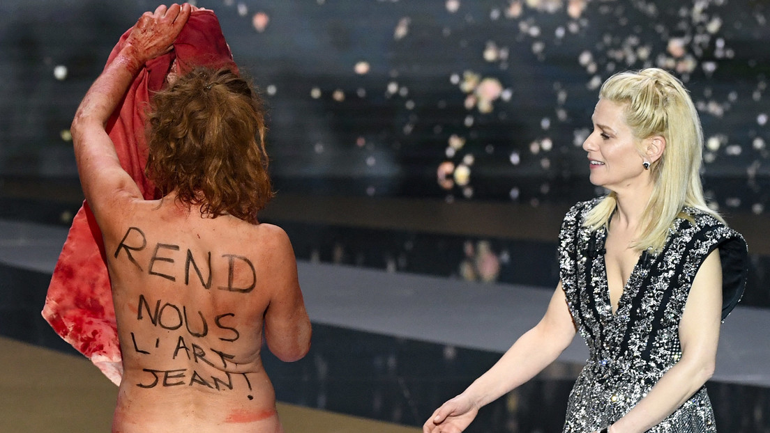 Una actriz se desnuda durante los Óscar franceses para protestar contra el cierre de espacios culturales