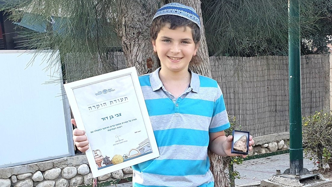 Un niño de 11 años encuentra una inusual estatuilla de 2.500 años durante un paseo familiar en Israel