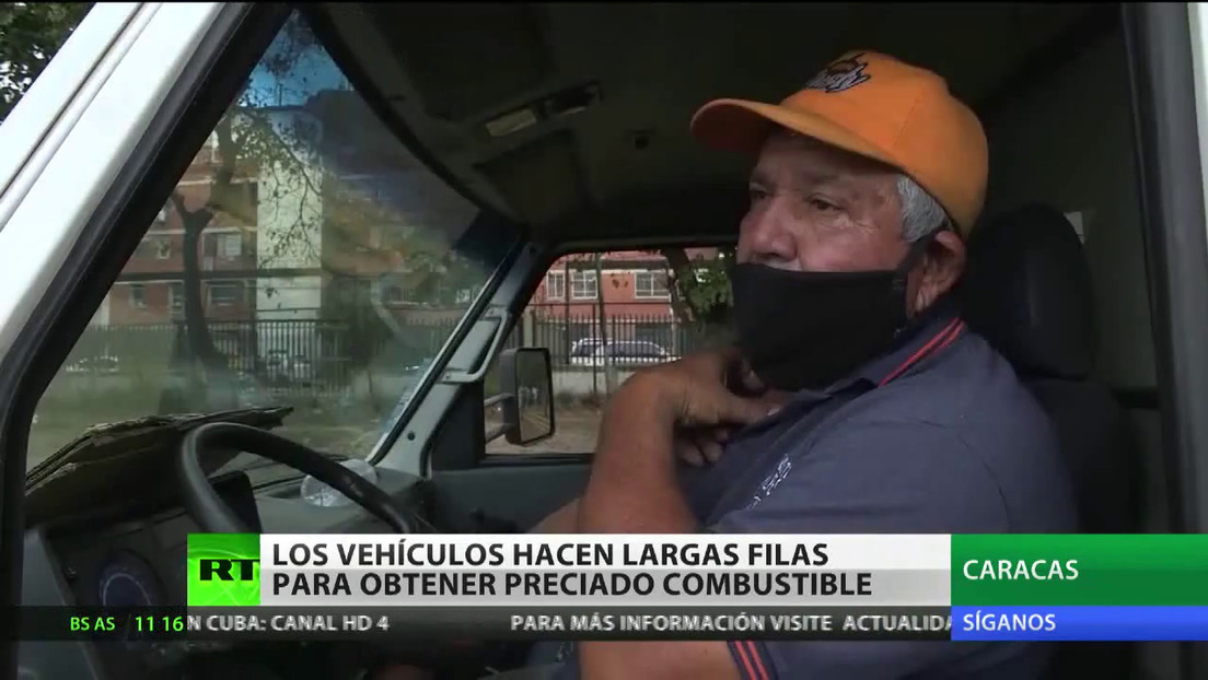 Vehículos hacen largas filas para obtener combustible en Venezuela