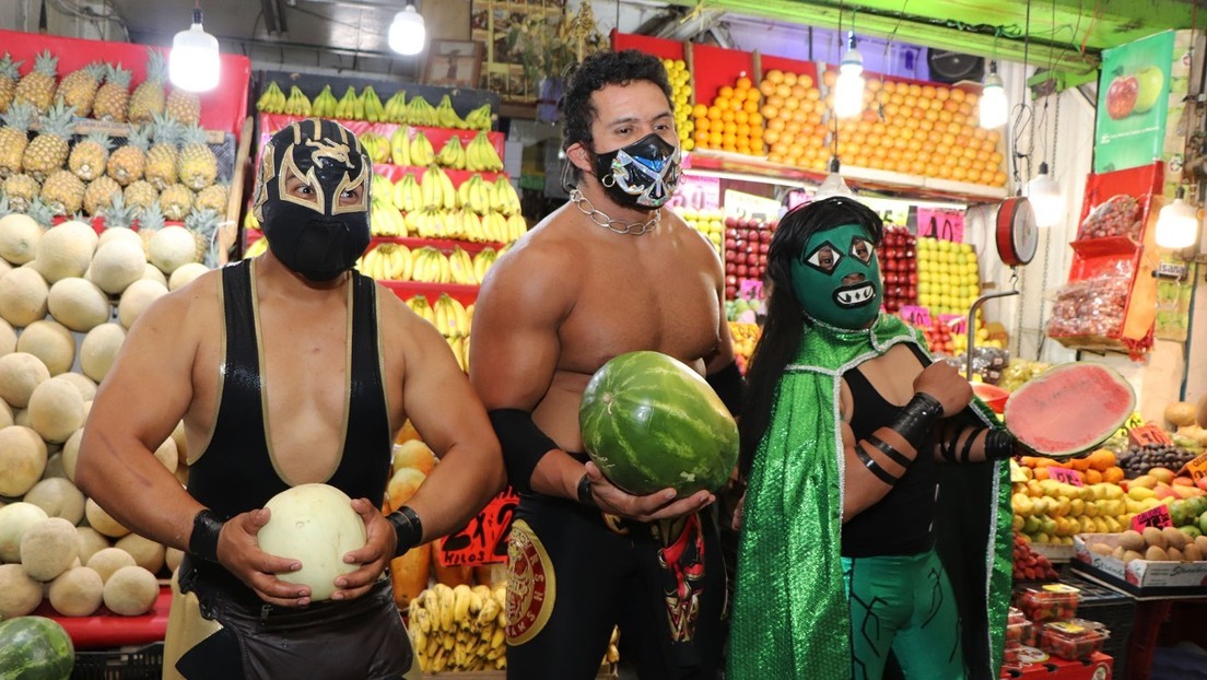 "Ponte la máscara": luchadores mexicanos salen para 'enmascarar por la fuerza' a personas en su lucha contra el covid-19