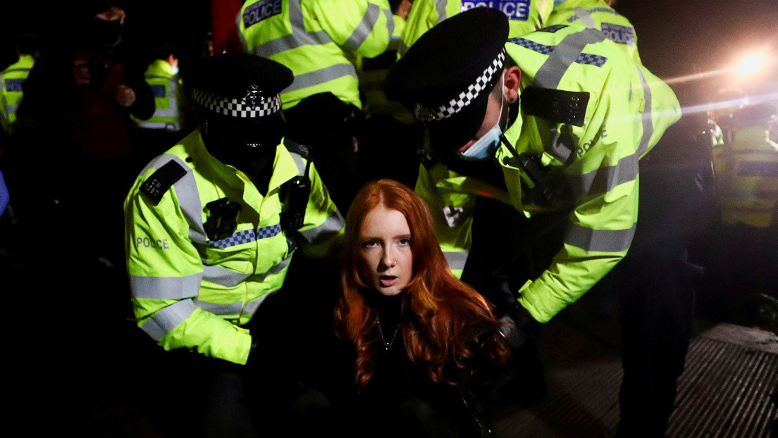 La detención de una joven durante una vigilia por una mujer asesinada en Londres se hace viral y genera una ola de críticas contra la Policía (VIDEO)