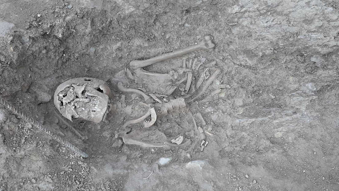 Hallan en España 11 esqueletos humanos ocultos bajo una piscina en el lugar de un castillo medieval