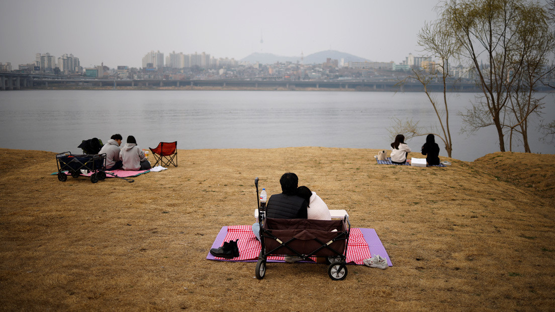 Los jóvenes surcoreanos casados fingen ser solteros para evitar largas filas de espera a viviendas asequibles