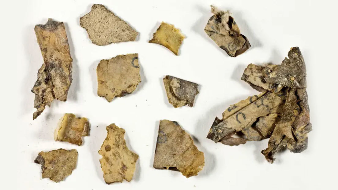 Descubren un manuscrito bíblico de hace 2.000 años y los restos momificados de un niño en la 'caverna del horror' en Jerusalén