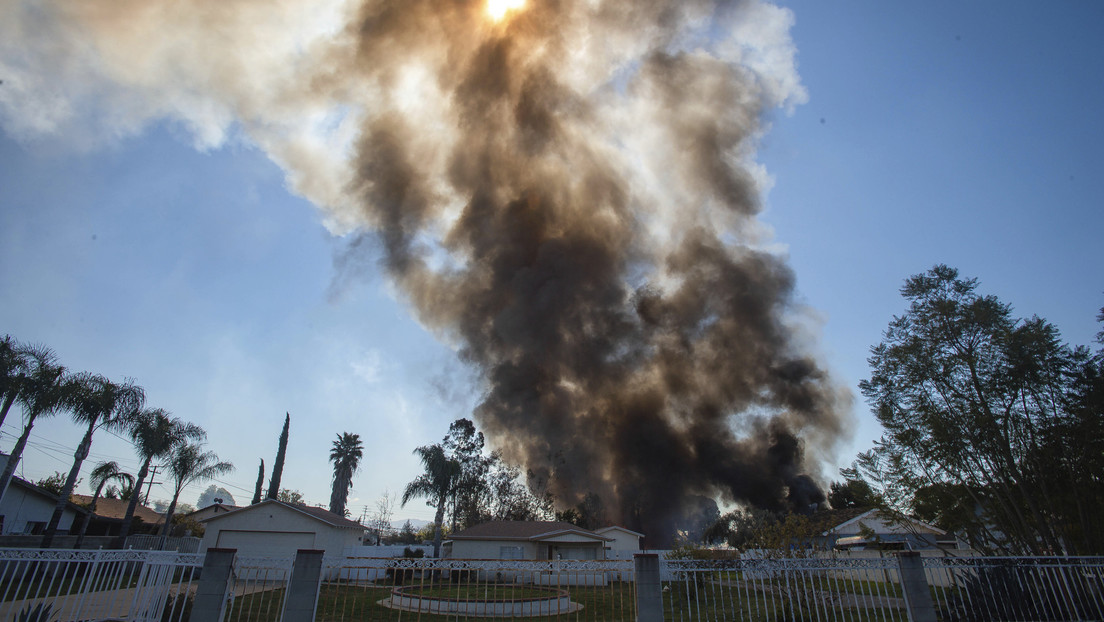 Una gran explosión de origen pirotécnico sacude un barrio del sur de California (VIDEOS, FOTO)