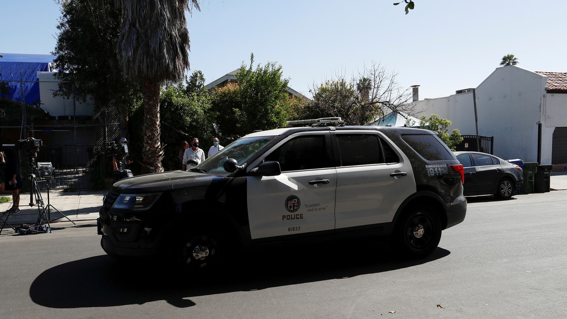El video de un expolicía de Los Ángeles que grita insultos racistas en plena calle impulsa la revisión de los cientos de casos que llevó