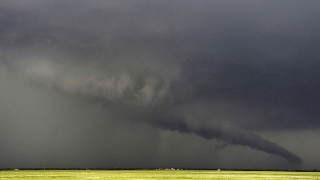 FOTOS, VIDEOS: Una ola de tornados azota el sur de EE.UU.