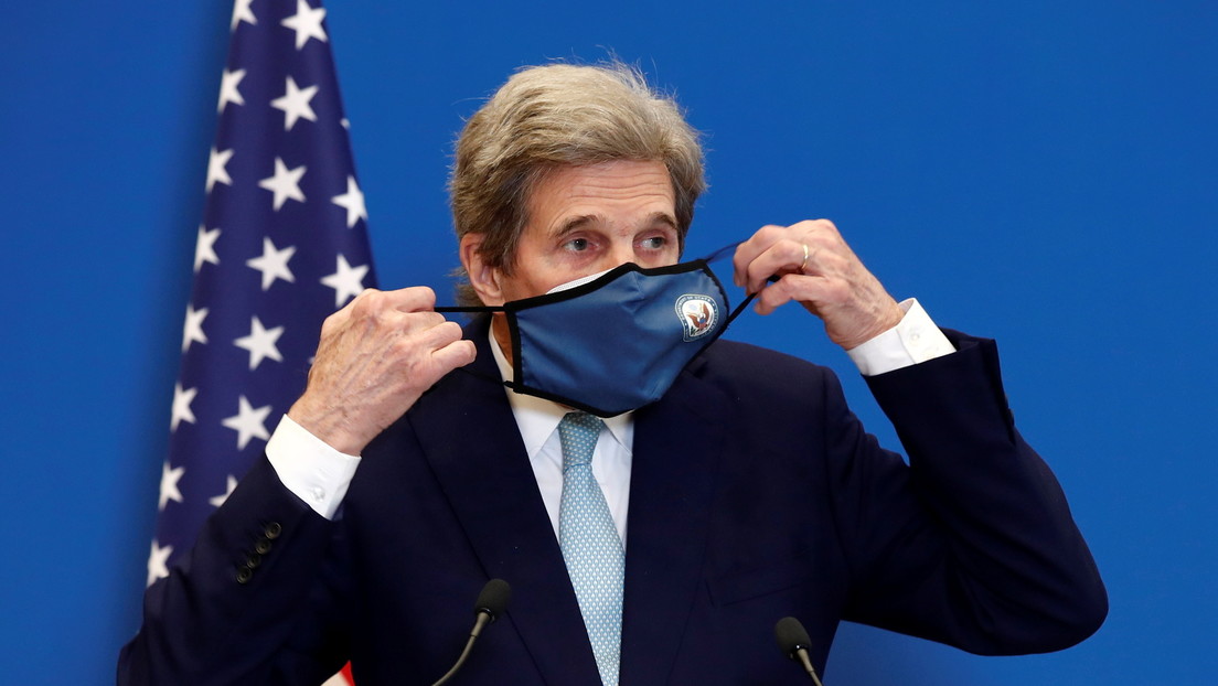 Le llueven las críticas a John Kerry por quitarse la mascarilla a bordo de un avión