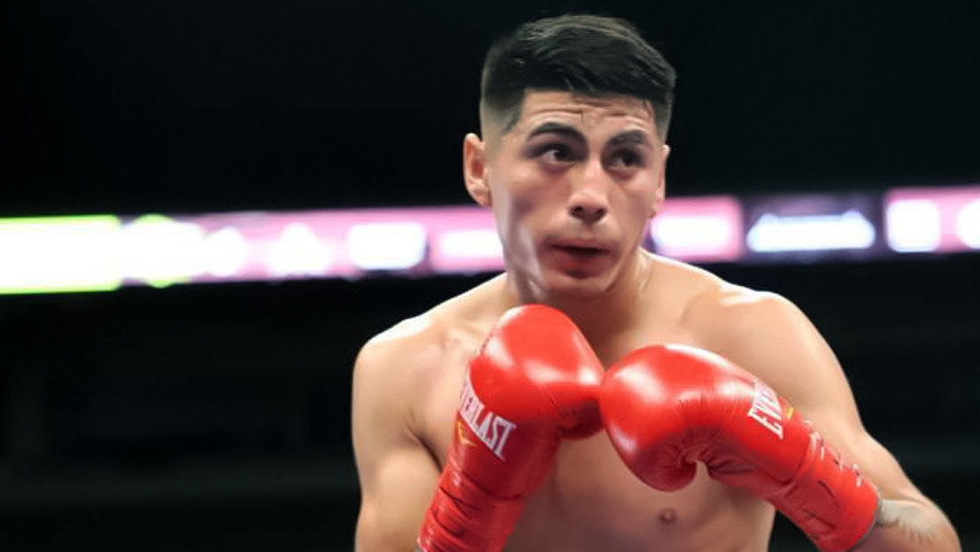 El joven boxeador mexicano Ángel Fierro resiste dos caídas y noquea con un brutal zurdazo a un excampeón mundial (VIDEOS)