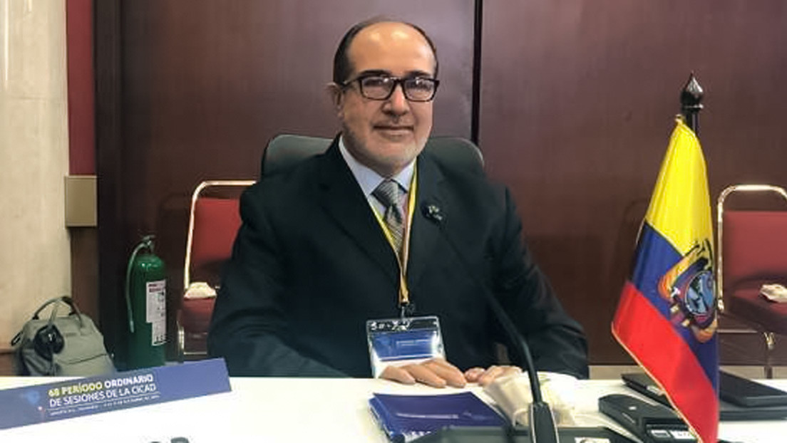 Ministro de Salud de Ecuador, Rodolfo Farfán, dimite después de 18 días en el cargo y en medio del escándalo por la vacunación "VIP"