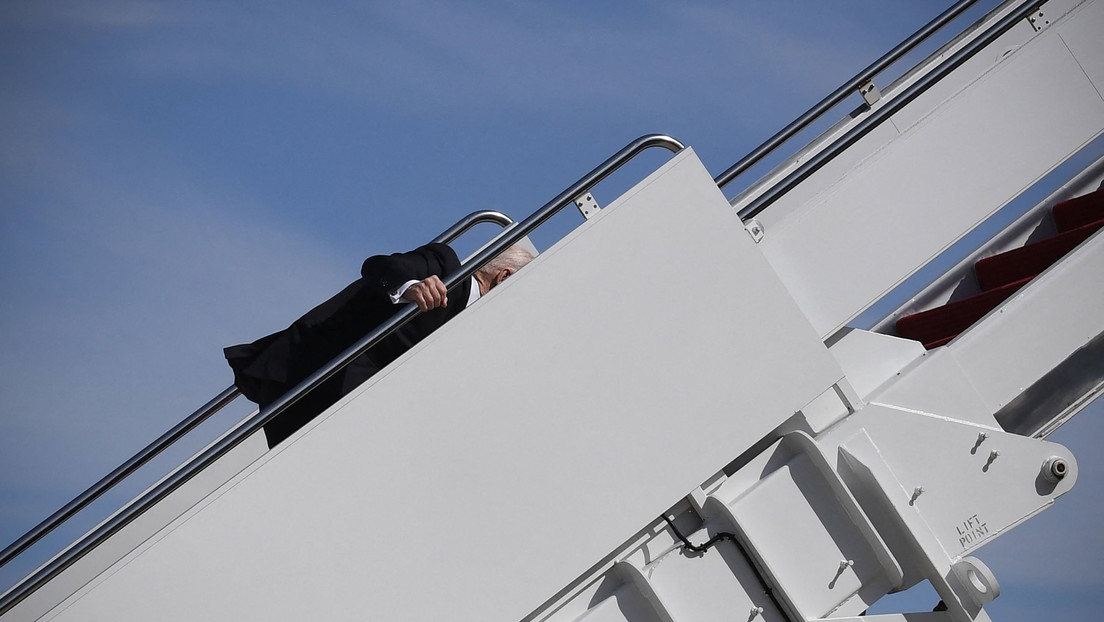 Biden tropieza varias veces y cae de rodillas mientras sube las escaleras del avión presidencial (VIDEO)