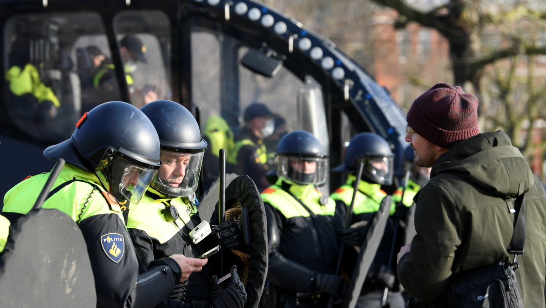 La Policía de Ámsterdam usa cañones de agua para dispersar una protesta contra las restricciones del coronavirus (VIDEOS)