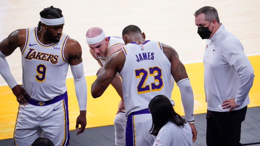 "Herido por dentro y por fuera": LeBron James sufre una lesión en el tobillo en pleno partido y tiene que abandonar la cancha (IMÁGENES)
